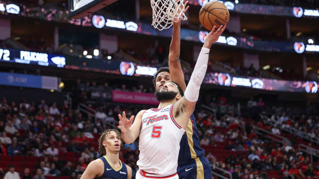 Rockets guard Fred VanVleet shoots the ball during the third quarter against the New Orleans Pelicans at Toyota Center.